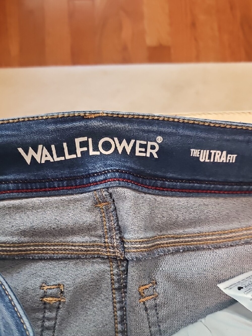 Wallflower Light Wash Faded Blue Softest Skinny Jeans, Juniors 15Long, Like New! - Picture 3 of 7